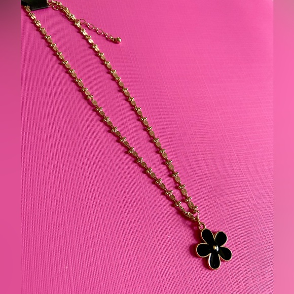 NWT! Beautiful chain necklace with black enamel flower pendant - Picture 10 of 10